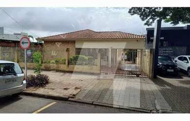 Imagem: A casa possui 5 Dormitórios, 4 Banheiros, 4 Vagas na garagem