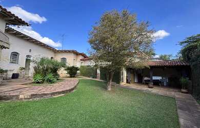 Imagem: A casa possui 3 Dormitórios, 2 Banheiros, 4 Vagas na garagem