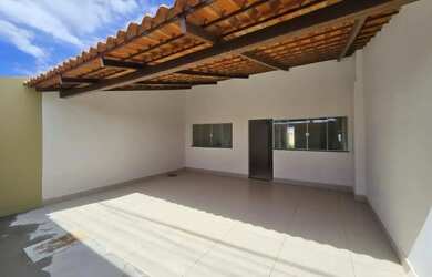 Imagem: A casa possui 3 Dormitórios, 2 Banheiros, 2 Vagas na garagem