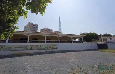 Imagem: A casa possui 4 Dormitórios, 2 Banheiros e 1200m² de Área