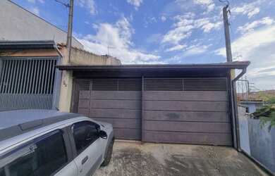 Imagem: A casa possui 2 Dormitórios, 2 Banheiros, 2 Vagas na garagem