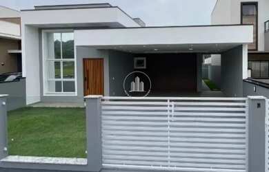 Imagem: A casa possui 3 Dormitórios, 2 Banheiros, 2 Vagas na garagem