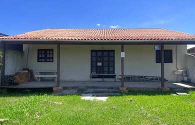 Imagem: A casa possui 3 Dormitórios, 1 Banheiro, 300m² de Área e