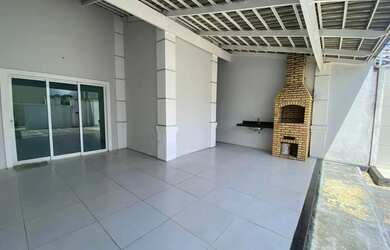 Imagem: A casa possui 3 Dormitórios, 4 Banheiros, 3 Vagas na garagem