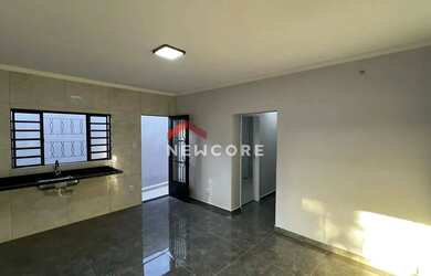 Imagem: A casa possui 3 Dormitórios, 2 Banheiros, 2 Vagas na garagem