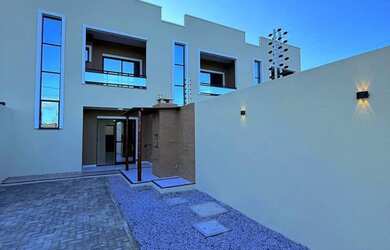 Imagem: A casa possui 3 Dormitórios, 3 Banheiros, 3 Vagas na garagem