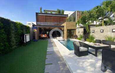 Imagem: A casa em condomínio possui 4 Dormitórios, 4 Banheiros e 400m²