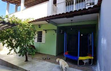 Imagem: A casa possui 4 Dormitórios, 3 Banheiros, 2 Vagas na garagem