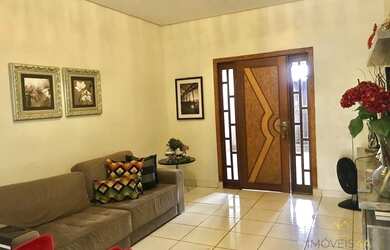 Imagem: A casa em condomínio possui 3 Dormitórios, 2 Banheiros e 320m²