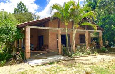 Imagem: A casa em condomínio possui 4 Dormitórios, 3 Banheiros e 3080m²