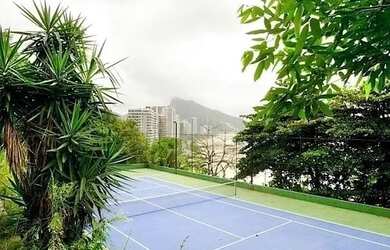 Imagem: A casa possui 5 Dormitórios, 5 Banheiros, 2 Vagas na garagem