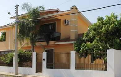 Imagem: A casa possui 3 Dormitórios, 3 Banheiros, 2 Vagas na garagem