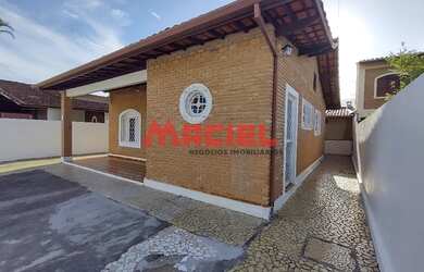 Imagem: A casa possui 3 Dormitórios, 2 Banheiros, 180m² de Área e