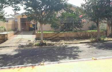 Imagem: A casa possui 4 Dormitórios, 1 Banheiro, 3 Vagas na garagem