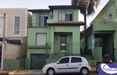 Imagem: A casa possui 3 Dormitórios, 1 Banheiro, 1 Vaga na garagem