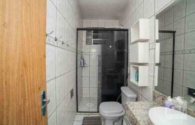 Imagem: A casa possui 3 Dormitórios, 2 Banheiros, 2 Vagas na garagem