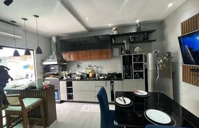 Imagem: A casa possui 2 Dormitórios, 2 Banheiros, 2 Vagas na garagem