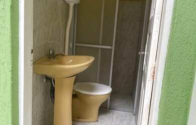 Imagem: A casa em condomínio possui 4 Dormitórios, 1 Banheiro, 2 Vagas