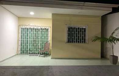 Imagem: A casa possui 3 Dormitórios, 2 Banheiros, 2 Vagas na garagem