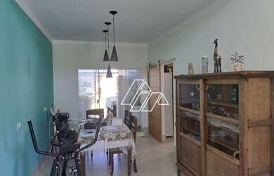 Imagem: A casa possui 3 Dormitórios, 2 Banheiros, 3 Vagas na garagem