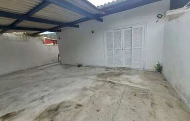 Imagem: A casa possui 2 Dormitórios, 1 Banheiro, 2 Vagas na garagem