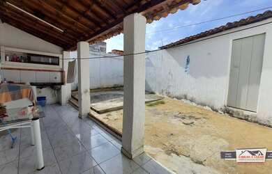 Imagem: A casa possui 3 Dormitórios, 1 Banheiro, 5 Vagas na garagem