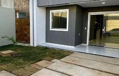 Imagem: A casa possui 3 Dormitórios, 2 Banheiros, 2 Vagas na garagem