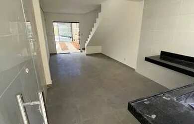 Imagem: A casa à venda possui 2 Dormitórios, 1 Banheiro, 1 Vaga na