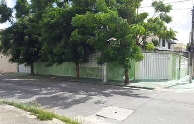 Imagem: A casa possui 4 Dormitórios, 4 Banheiros, 4 Vagas na garagem