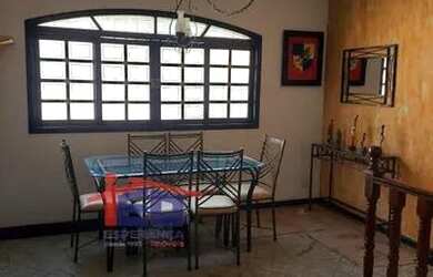 Imagem: A casa possui 3 Dormitórios, 4 Banheiros, 5 Vagas na garagem