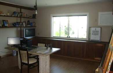 Imagem: A casa em condomínio para alugar possui 5 Dormitórios, 4 Banheiros