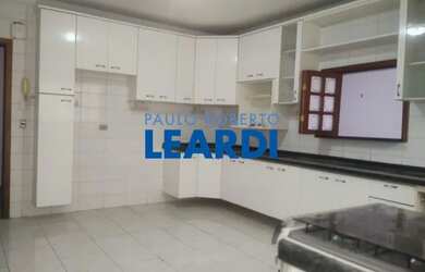 Imagem: A casa possui 4 Dormitórios, 4 Banheiros, 4 Vagas na garagem