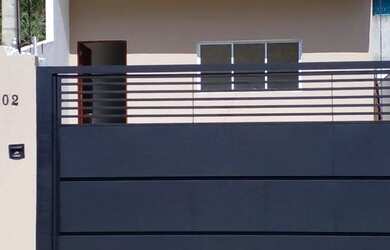 Imagem: A casa e possui 2 Dormitórios, Suítes, 1 Banheiro, 2 Vagas