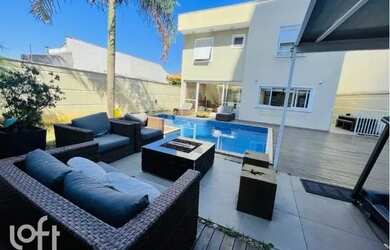 Imagem: A casa possui 3 Dormitórios, 4 Banheiros, 4 Vagas na garagem