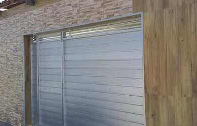 Imagem: A casa possui 3 Dormitórios, 1 Banheiro, 2 Vagas na garagem