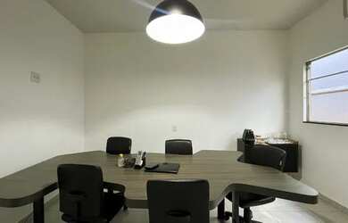 Imagem: O apartamento possui 5 Dormitórios, 3 Banheiros, 2 Vagas na