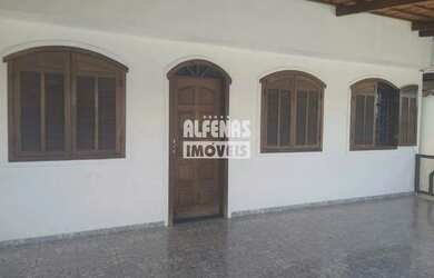 Imagem: A casa possui 4 Dormitórios, 2 Banheiros, 4 Vagas na garagem