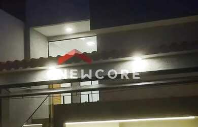 Imagem: A casa possui 3 Dormitórios, 2 Banheiros, 2 Vagas na garagem