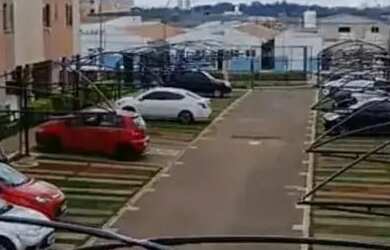 Imagem: O apartamento possui 2 Dormitórios, 1 Banheiro, 1 Vaga na garagem