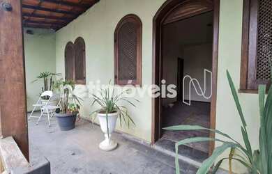 Imagem: A casa possui 3 Dormitórios, 1 Banheiro, 3 Vagas na garagem