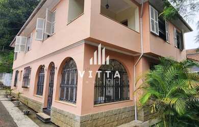 Imagem: A casa possui 5 Dormitórios, 2 Banheiros, 5 Vagas na garagem