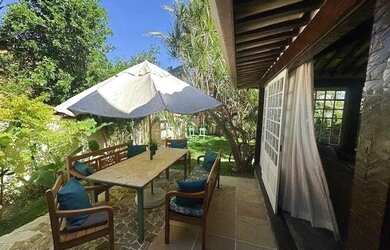 Imagem: A casa possui 4 Dormitórios, Acomodam 8 pessoas, 2 Vagas na