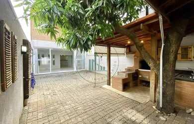 Imagem: A casa possui 3 Dormitórios, 3 Banheiros, 4 Vagas na garagem