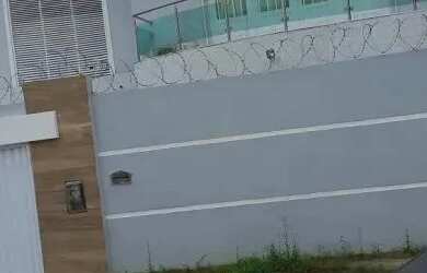 Imagem: A casa possui 4 Dormitórios, 3 Banheiros, 294m² de Área e