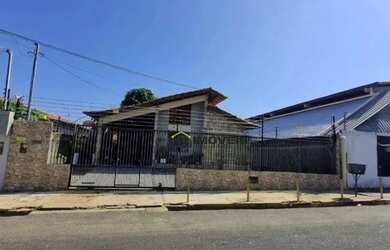 Imagem: A casa possui 3 Dormitórios, 3 Banheiros, 429m² de Área