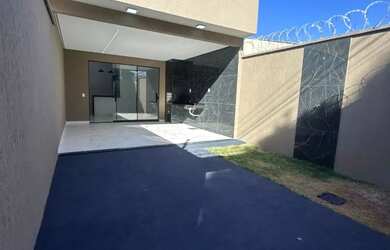 Imagem: A casa possui 3 Dormitórios, 2 Banheiros, 3 Vagas na garagem