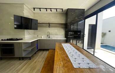 Imagem: A casa em condomínio possui 3 Dormitórios, 4 Banheiros, 2