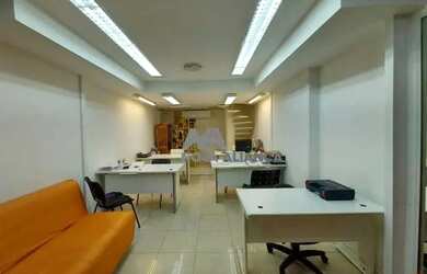 Imagem: O depósito possui 1 Vaga na garagem, 43m² de Área e está