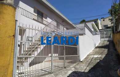 Imagem: A casa possui 3 Dormitórios, 2 Banheiros, 3 Vagas na garagem