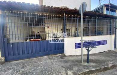 Imagem: A casa possui 3 Dormitórios, 1 Banheiro, 2 Vagas na garagem